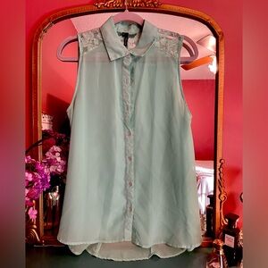 Maurices Sleeveless Chiffon With Lace collar button up blouse
